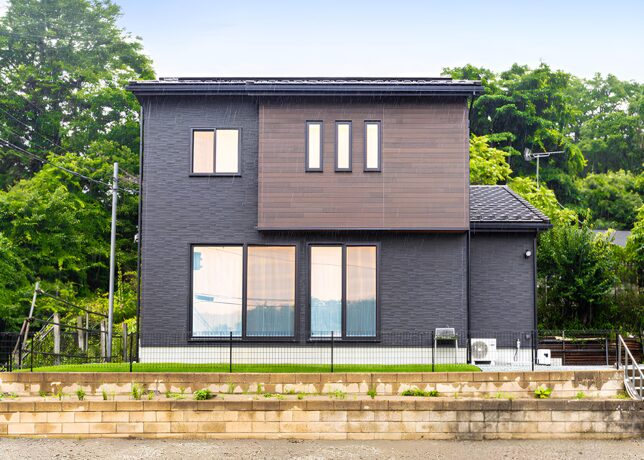 白と木目が調和する寛ぎの空間。日々の家事のしやすさにも配慮
